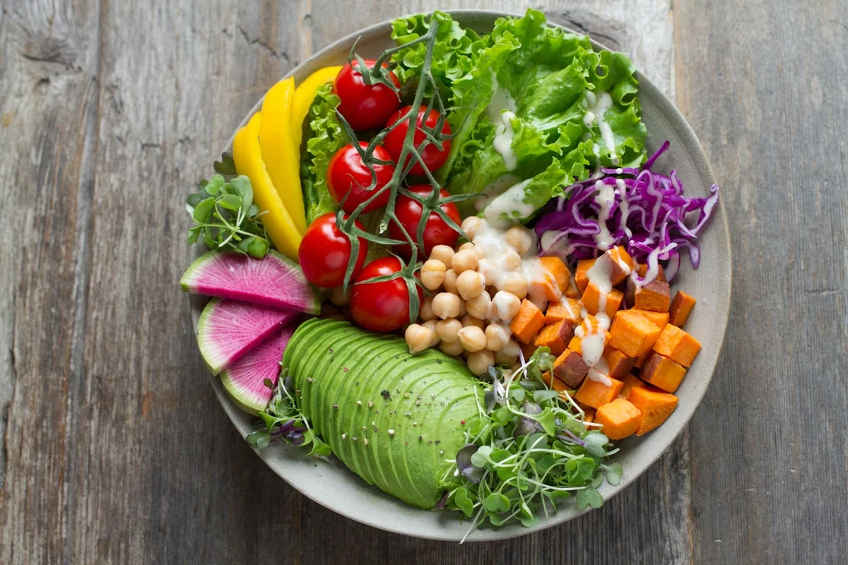 Plato colorido con verduras frescas y alimentos tradicionales mexicanos