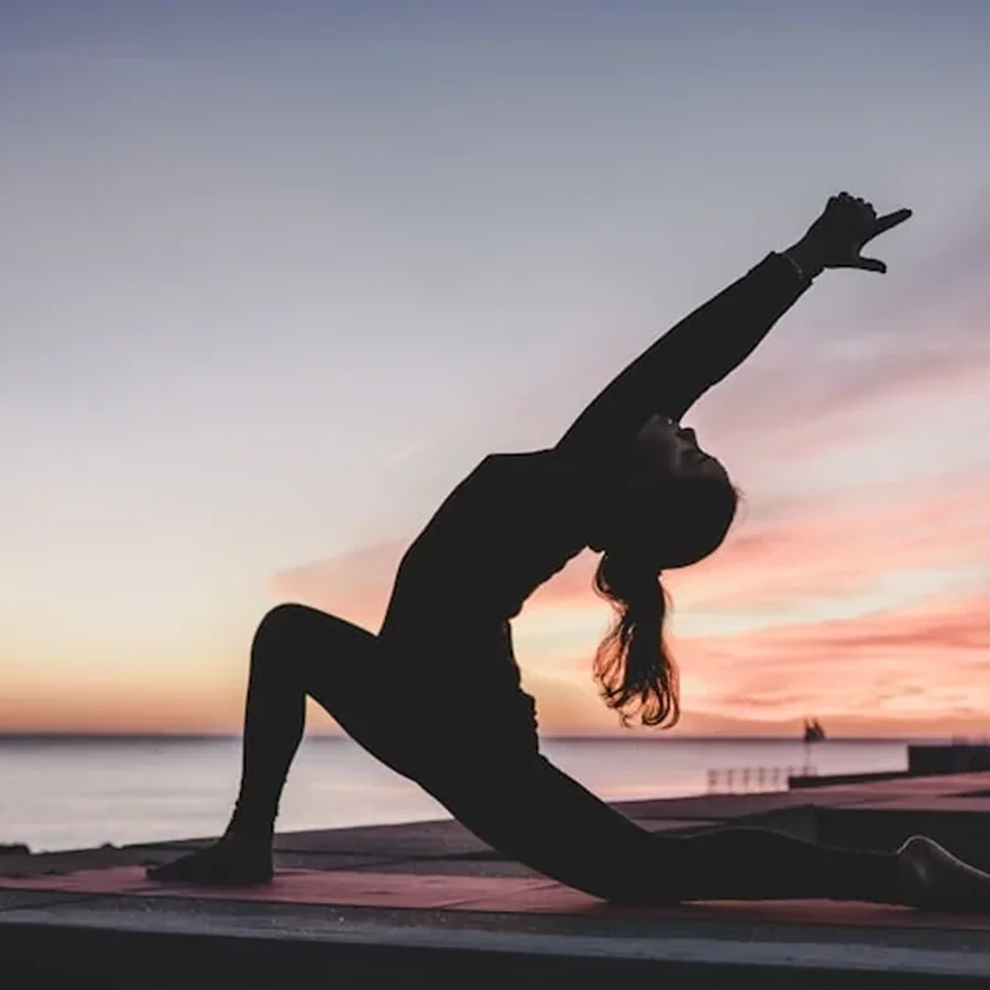 Persona en posición de yoga para bienestar y equilibrio