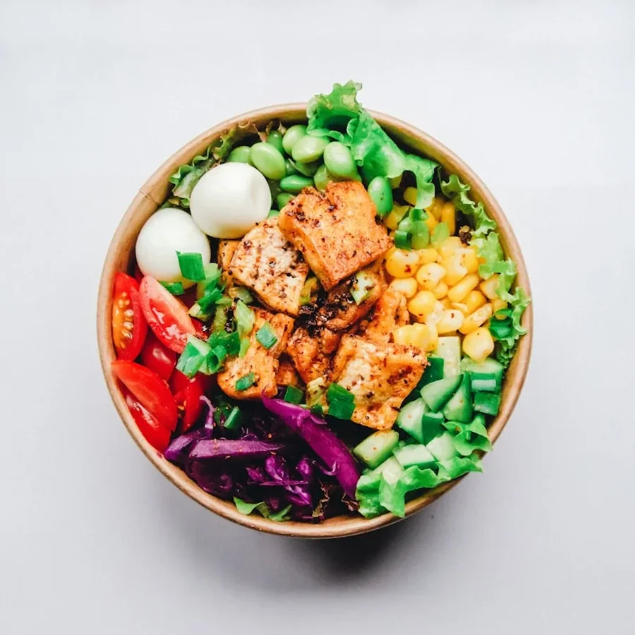 Bowl nutritivo con verduras frescas y alimentación saludable